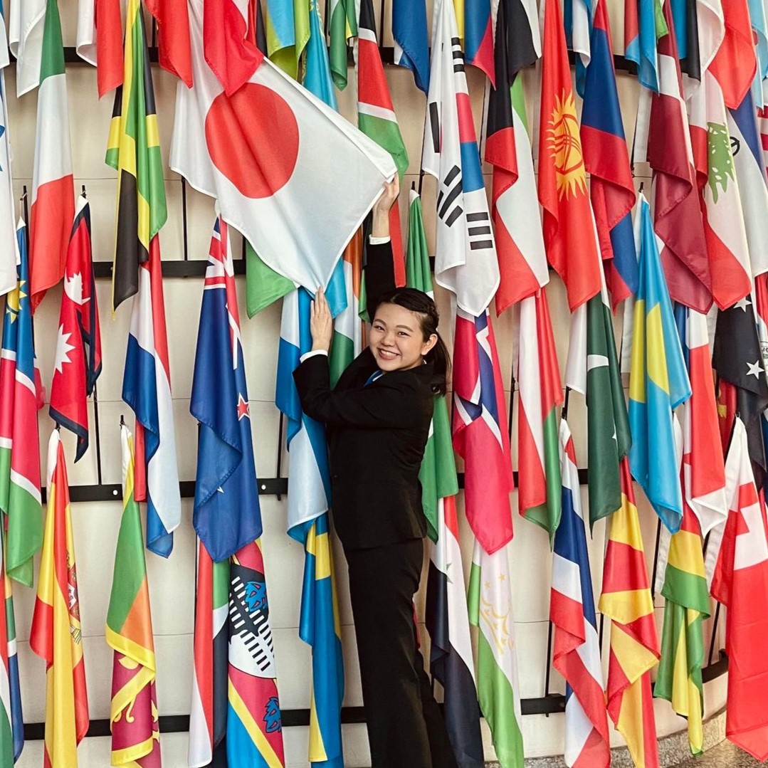 Yui with world flags