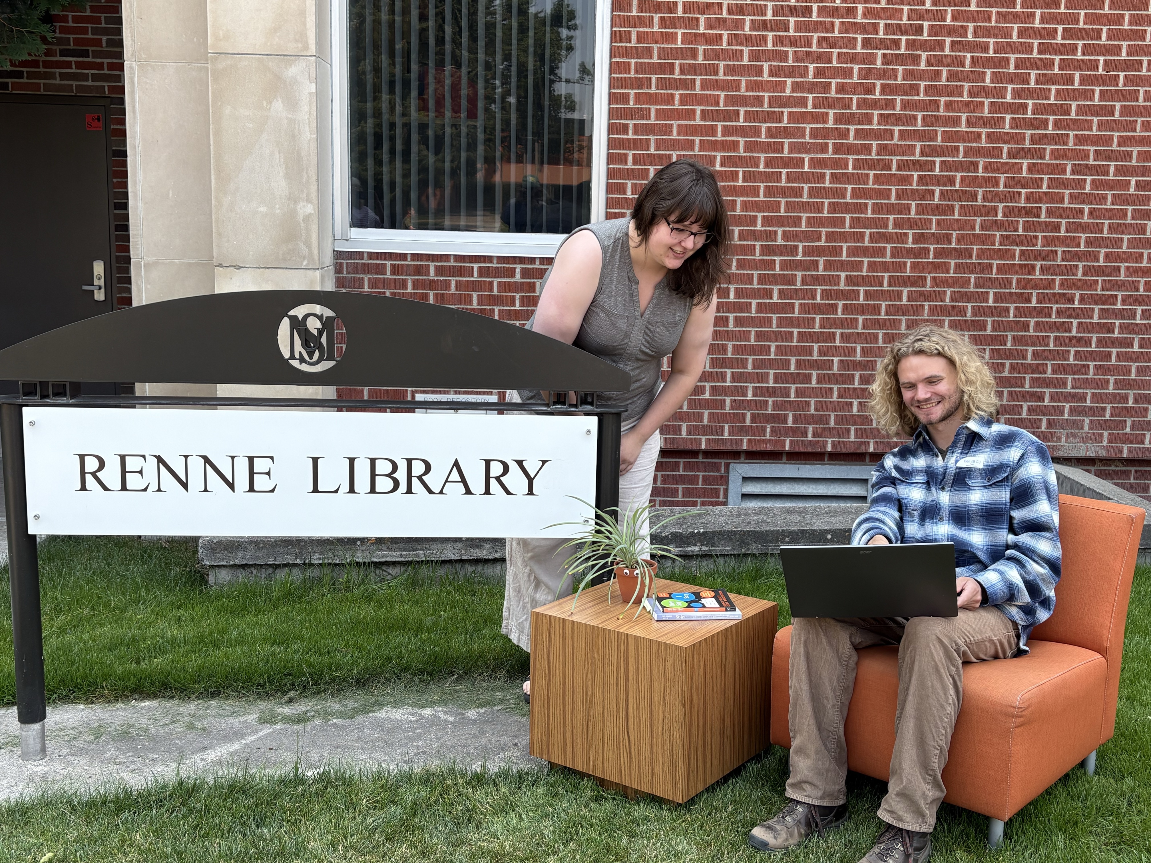 Two tutors sitting outside of the Renne Library